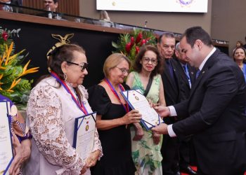 Presidente Roberto Cidade outorga a ‘Medalha de Mérito Hamilton Cidade’ para 93 servidores aposentados do Legislativo Estadual