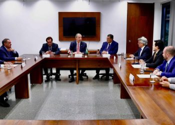 Omar Aziz reúne bancada do Amazonas no Congresso para definir emendas ao Orçamento Federal de 2026