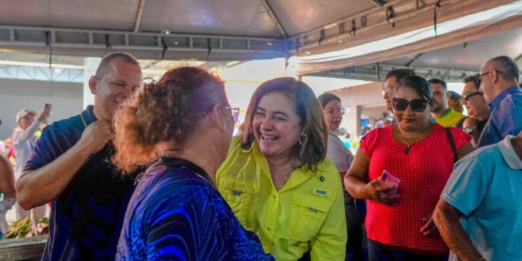 Pré-candidata ao governo, Maria do Carmo faz corpo a corpo com agricultores de Coari e apresenta projetos para produção rural