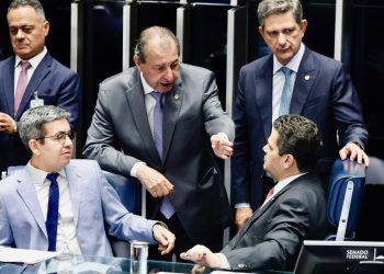 Omar Aziz aponta 14º salário para beneficiados com isenção de Imposto de Renda aprovado no Senado