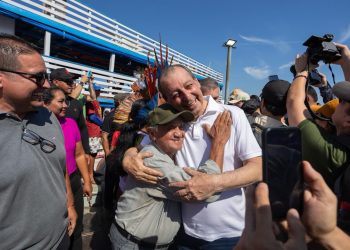 Omar Aziz reforça compromisso com o interior durante visita a Beruri