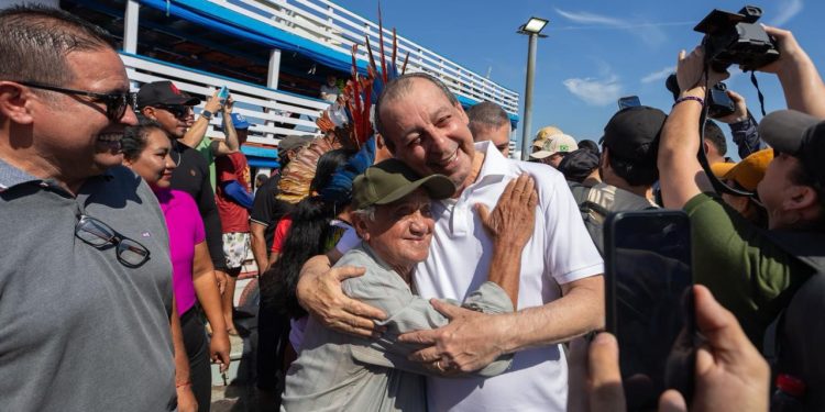 Omar Aziz reforça compromisso com o interior durante visita a Beruri