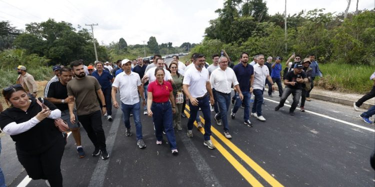 Governo entrega nova AM-010 e reduz pela metade o tempo de viagem até Itacoatiara