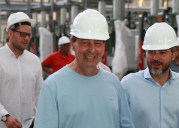 Omar Aziz visita instalações de nova fábrica que deve gerar mais de 1.200 empregos em Manaus