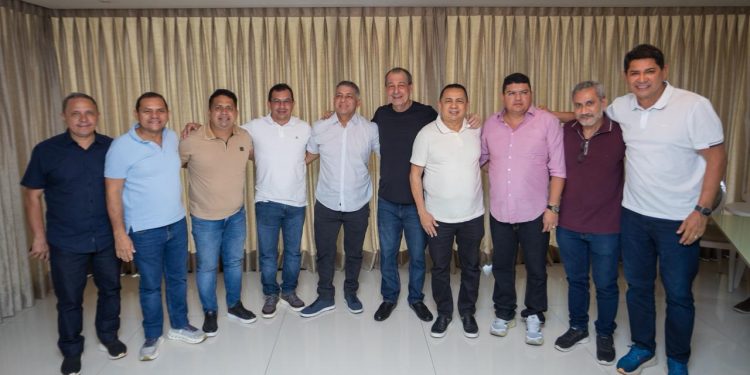 Mais de 30 prefeitos do interior vêm a Manaus e procuram Omar para planejar 2026