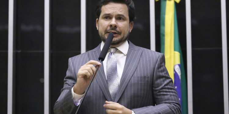 Vitória contra o sistema: Capitão Alberto Neto derruba barreiras que sufocavam professores com insegurança jurídica