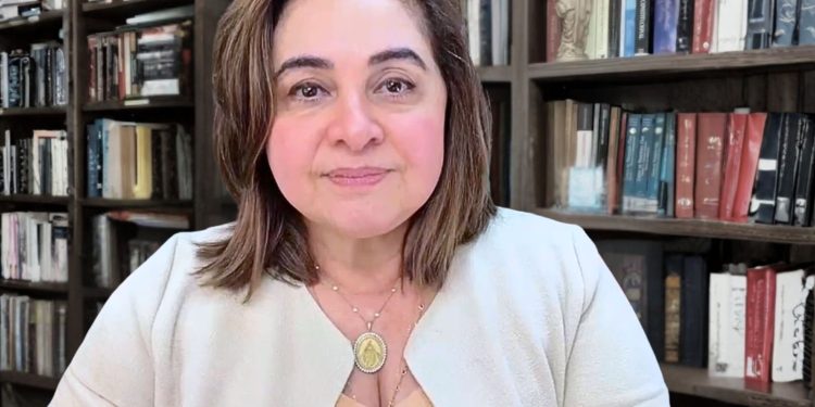 Indicada por Bolsonaro ao Governo do Amazonas, Professora Maria do Carmo comemora sucesso de cirurgia do ex-presidente