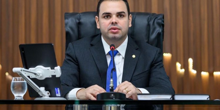 Presidente Roberto Cidade quer passe livre para estudantes da rede pública em dias de provas no Amazonas