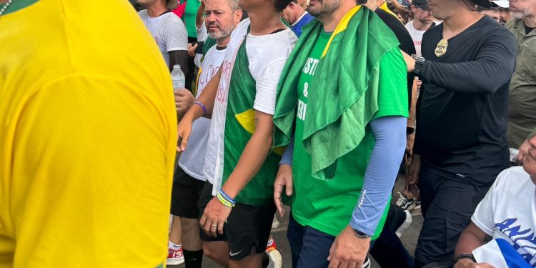 Capitão Alberto Neto une-se a Nikolas Ferreira em caminhada histórica “Acorda Brasil”