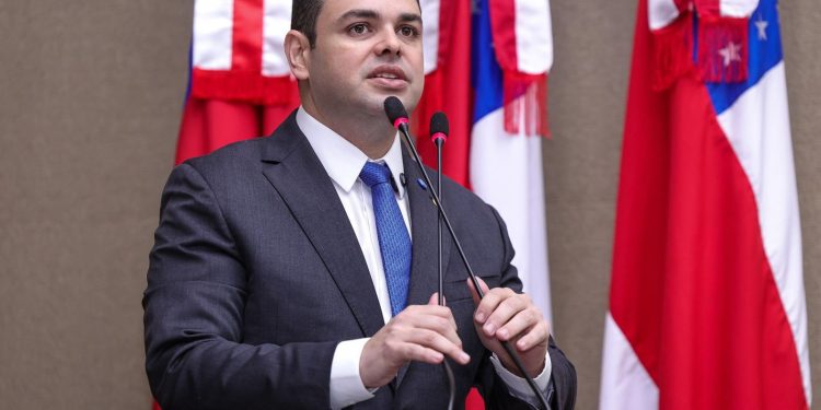 Roberto Cidade reforça lei que protege crianças da exposição digital, diante dos protestos por mudanças em jogo online