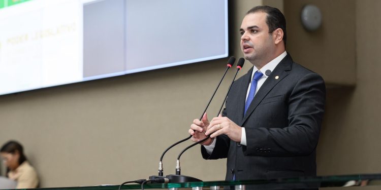 Roberto Cidade apresenta Projeto de Lei para proteger consumidor de taxas ocultas em hospedagens