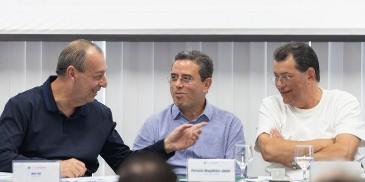 Omar Aziz reforça apoio ao cooperativismo do Amazonas em reunião com dezenas de lideranças do setor