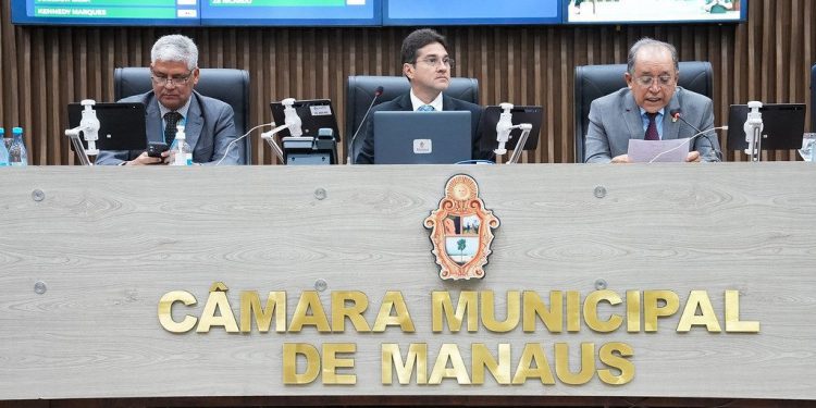 CMM delibera projeto que proíbe animais domésticos acorrentados em áreas de risco