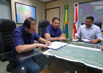 Roberto Cidade reforça compromisso com Autazes em assinatura de contrato de recuperação de trecho da AM-254