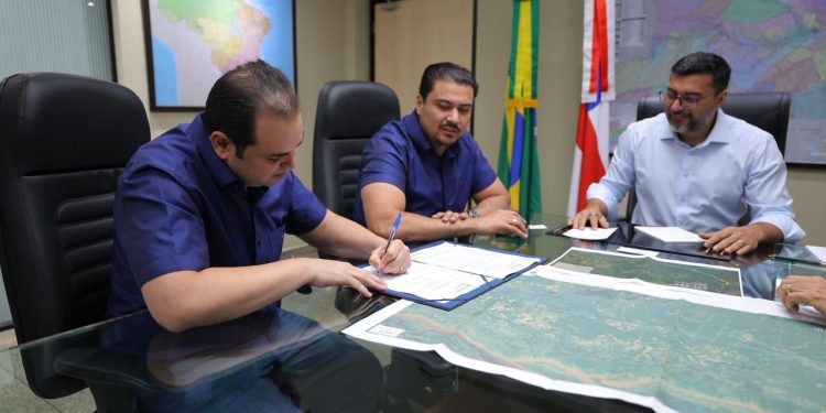 Roberto Cidade reforça compromisso com Autazes em assinatura de contrato de recuperação de trecho da AM-254