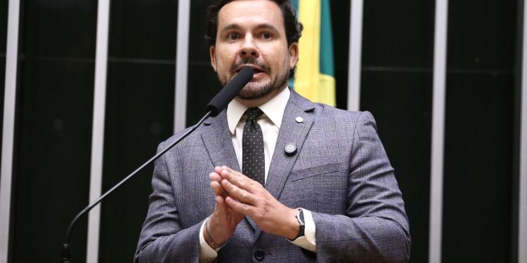 Quase 3 mil leitos fechados no SUS: Capitão Alberto Neto cobra explicações do governo federal