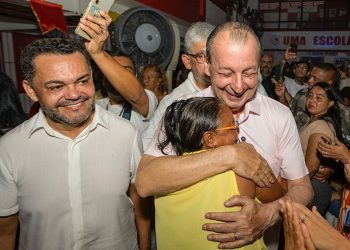 Lideranças da zona leste de Manaus lotam quadra da Grande Família e anunciam apoio a Omar Aziz