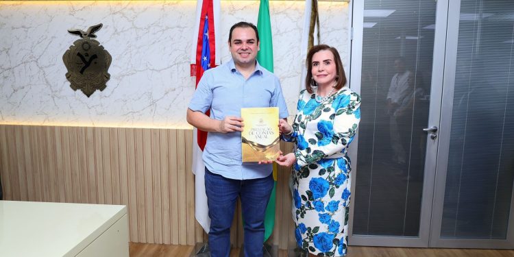 Presidente Roberto Cidade recebe da conselheira Yara Lins o relatório de prestação de contas do TCE-AM