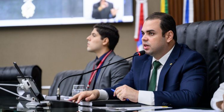 Nova lei de Roberto Cidade impede que consumidores negativados sejam barrados em planos de saúde