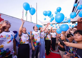 Presidente Roberto Cidade abre programação oficial do Abril Azul no Legislativo Estadual com iluminação especial