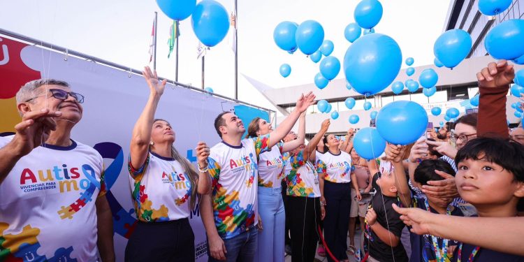 Presidente Roberto Cidade abre programação oficial do Abril Azul no Legislativo Estadual com iluminação especial