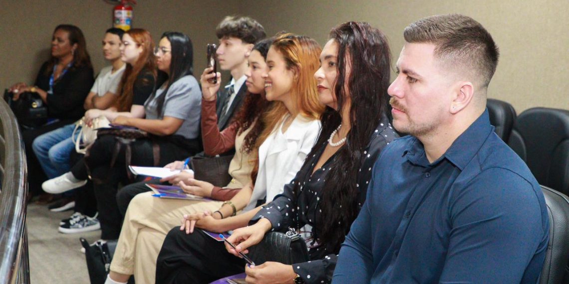 Câmara Municipal de Manaus recebe universitários em visita técnica educativa