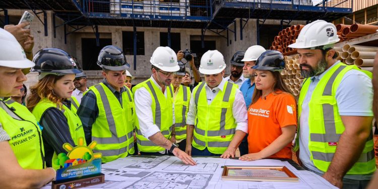 Em vistoria de obras do Residencial Compensa, governador interino Roberto Cidade destaca continuidade dos projetos habitacionais no Amazonas