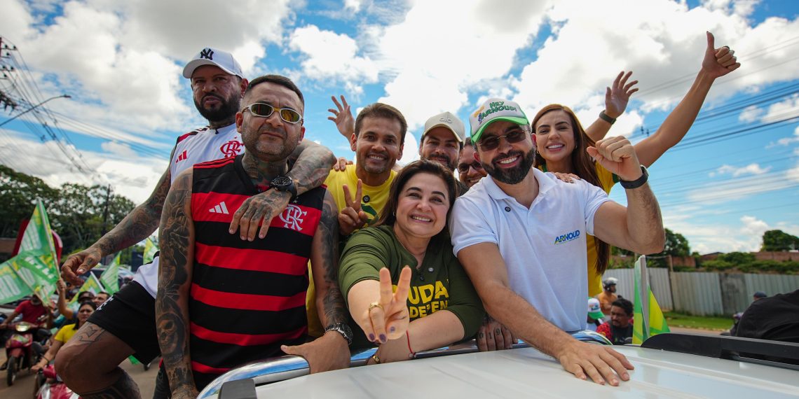 ’Tropa da Professora’: Maria do Carmo e comitiva arrastam multidão em Itacoatiara