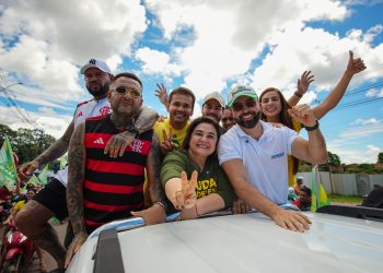 ’Tropa da Professora’: Maria do Carmo e comitiva arrastam multidão em Itacoatiara
