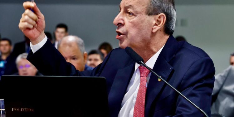 Omar Aziz apela ao Conselho Nacional de Justiça para que faça correição em Vara que suspendeu licitação da BR-319