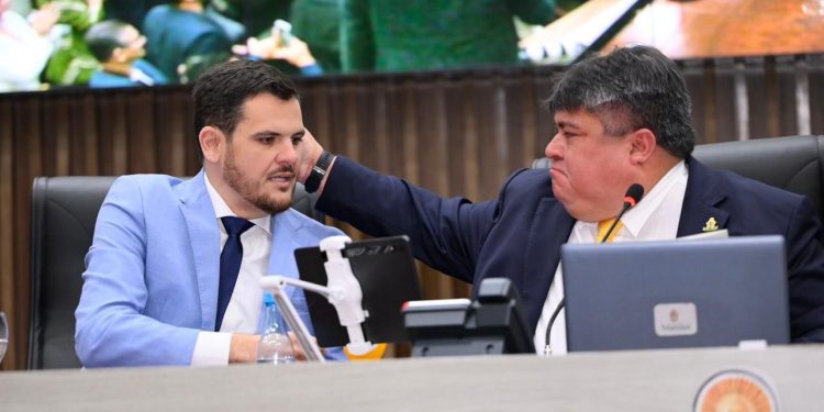 Presidente David Reis conduz ato de renúncia do prefeito de Manaus e oficializa posse de Renato Junior