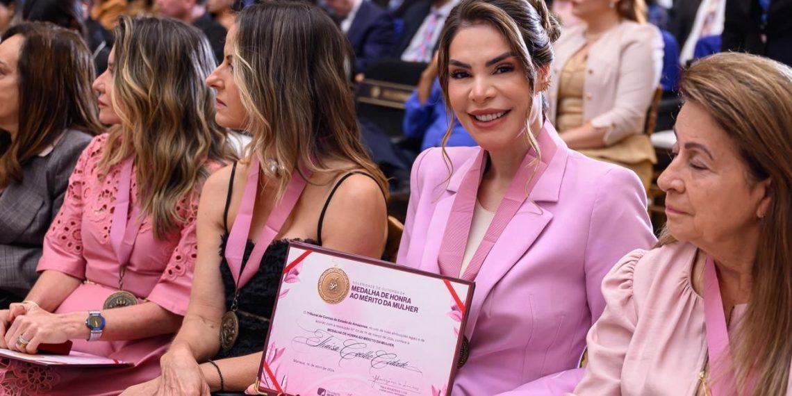 Primeira-dama Thaisa Cidade recebe honraria do TCE-AM em reconhecimento à atuação em favor das mulheres