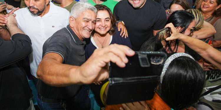 Força da mulher: Professora Maria do Carmo é aclamada em grande reunião na zona Lestes de Manaus