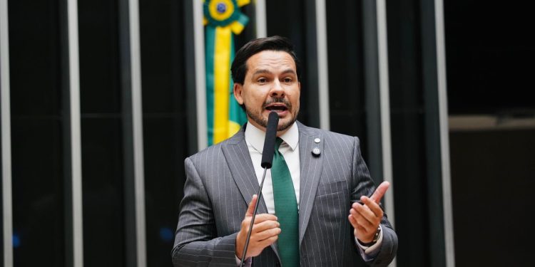 Capitão Alberto Neto cobra explicações sobre suspensão de editais da BR-319 após decisão favorável da Justiça