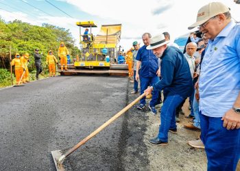 Lula entrega casas, garante a BR-319 e cumpre agenda histórica ao lado de Omar Aziz no Amazonas