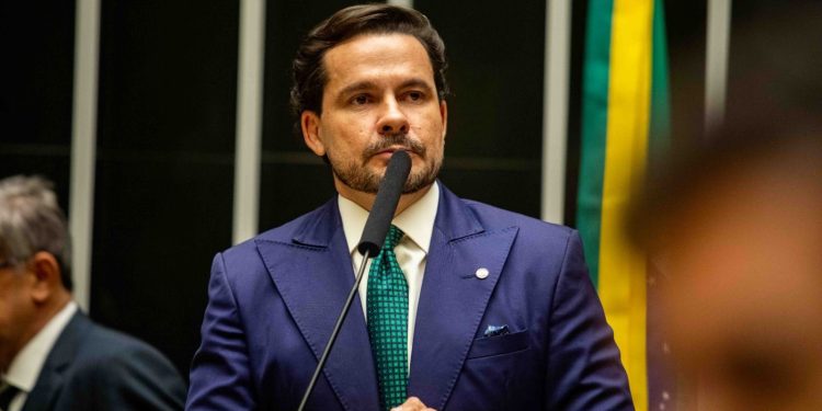 Capitão Alberto Neto apresenta urgência para votação de projeto que prevê castração química para condenados por pedofilia