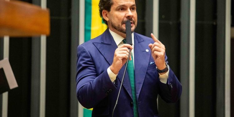 Capitão Alberto Neto cobra apoio federal para criação de centro especializado em autismo no interior do Amazonas