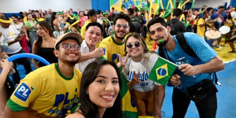 Lotação Máxima: público lota quadra do Unidos do Alvorada para lançamento das pré-candidaturas de Maria do Carmo e Alberto Neto