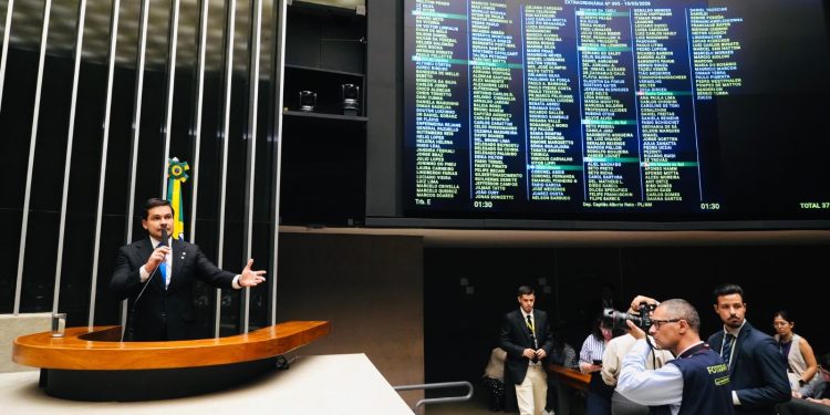 “O governo Lula está brincando com a vida de milhões de brasileiros”, denuncia Capitão Alberto Neto após redução de fiscalização na ANAC”