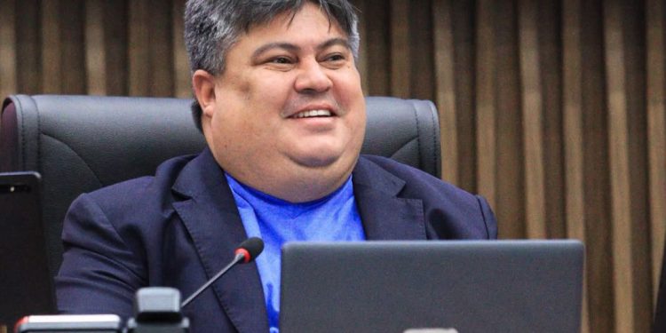 Câmara Municipal de Manaus promulga decreto que concede Medalha de Ouro Cidade de Manaus a Augusto Cury