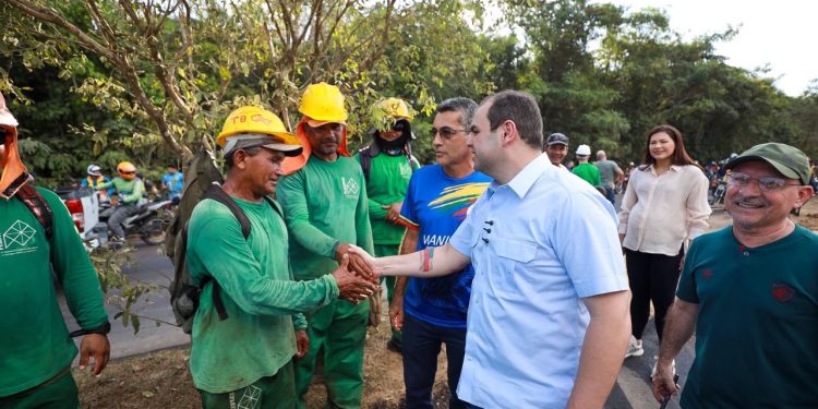 Governador Roberto Cidade fiscaliza obras de pavimentação em Manicoré