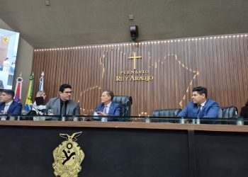 Adjuto Afonso é eleito presidente da Aleam com apoio de Roberto Cidade
