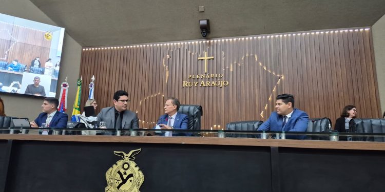 Adjuto Afonso é eleito presidente da Aleam com apoio de Roberto Cidade