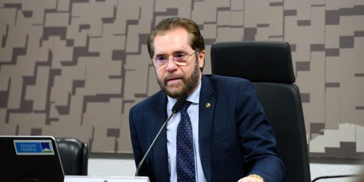 Com R$ 1,06 bilhão em emendas, Plínio Valério excluiu a Zona Franca de Manaus do seu orçamento. Indústrias empregam 100 mil trabalhadores