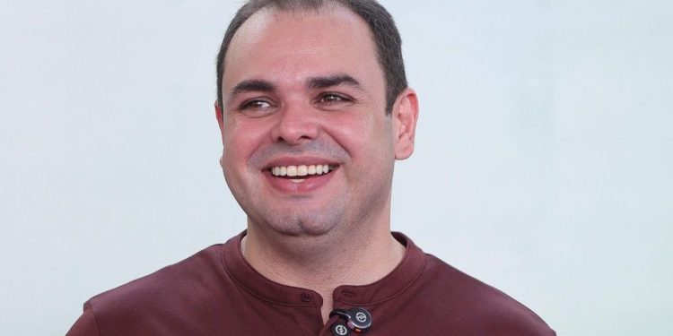 Em quatro meses, Roberto Cidade entra no grupo dos governadores mais bem avaliados do país