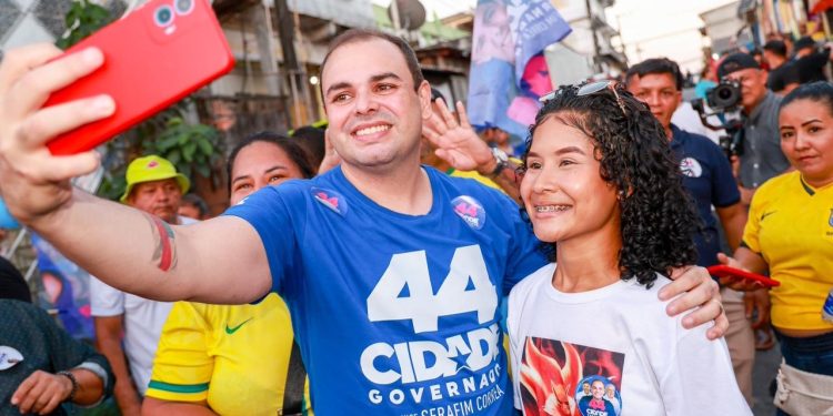 Roberto Cidade destaca propostas para a educação durante caminhada no Santo Agostinho