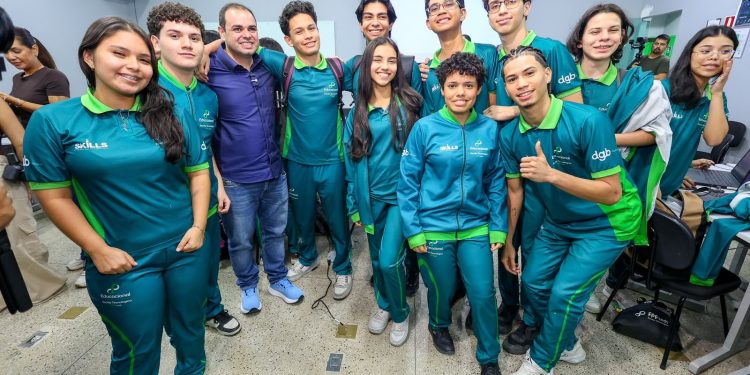Roberto Cidade reforça aposta em tecnologia e inovação durante visita à Fundação Paulo Feitoza
