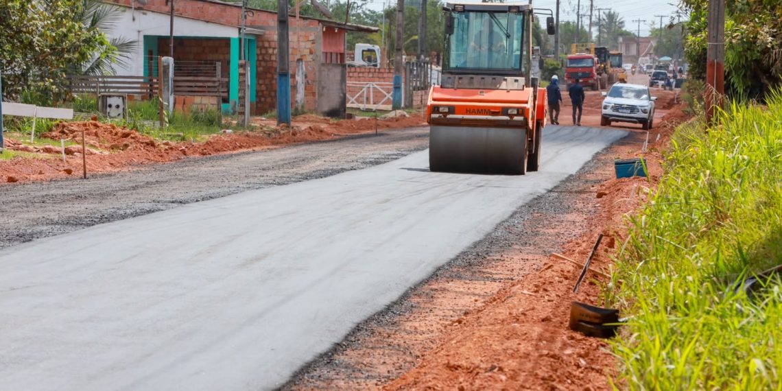 Roberto Cidade acompanha o andamento das obras de pavimentação em Autazes