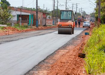 Roberto Cidade acompanha o andamento das obras de pavimentação em Autazes