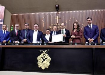 Adjuto Afonso homenageia ACA pelos 155 anos e entrega lei que reconhece a entidade como Patrimônio Cultural